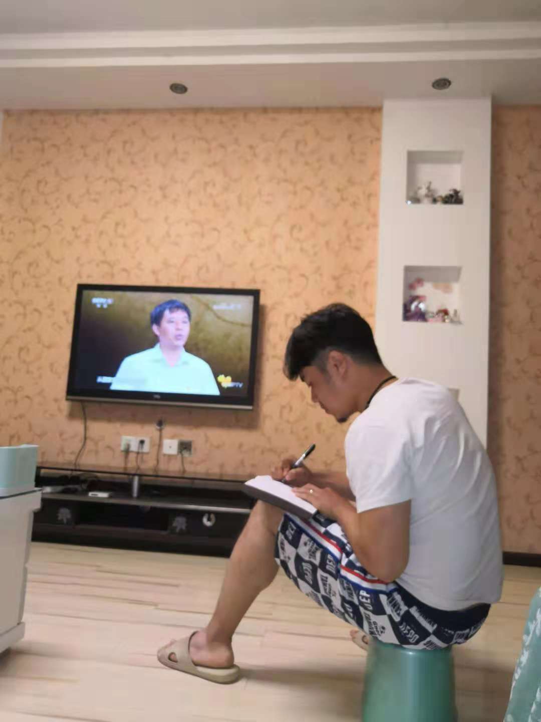 图为农垦集团党员边看边作记录.jpg