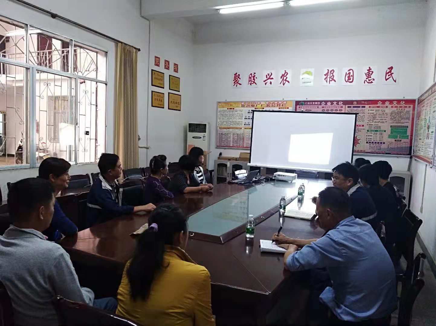 图为农垦电力公司基层党支部组织收看节目.jpg