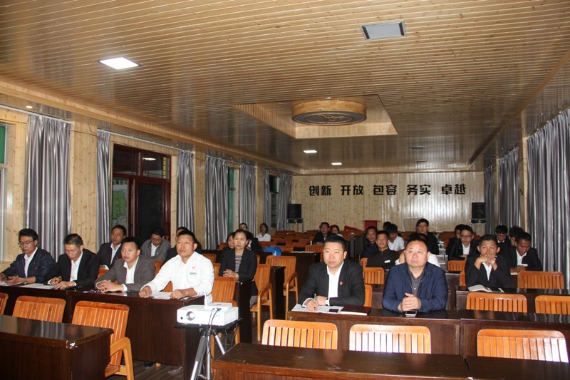 图为西盟公司党委组织观看节目.JPG