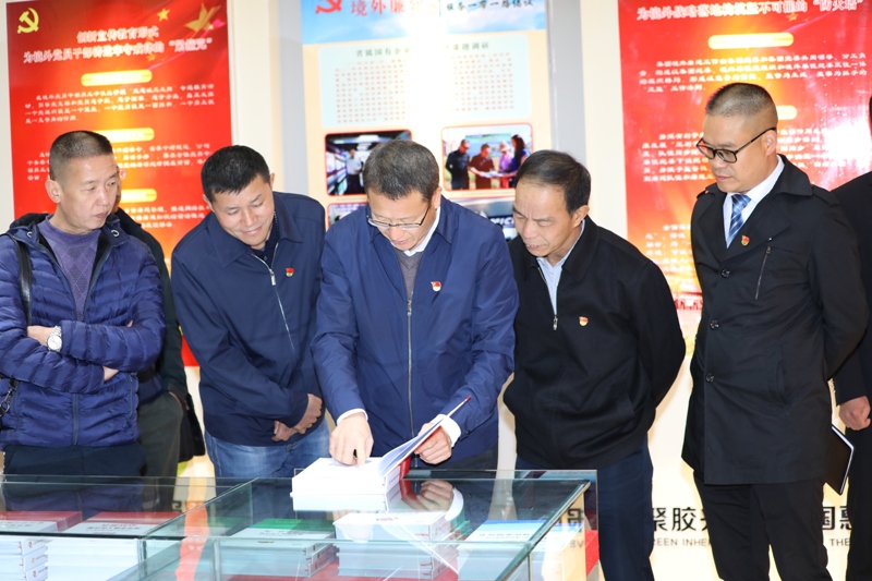 2参观展厅.JPG