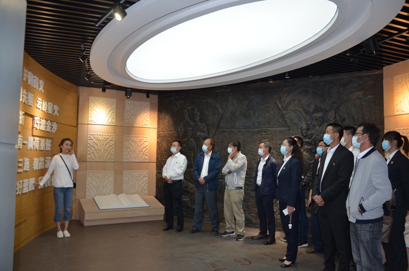 参观展览.jpg