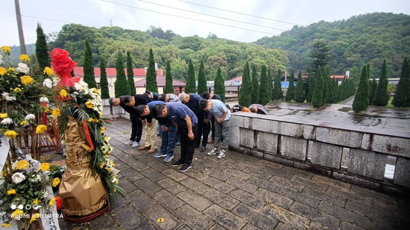 向革命先烈鞠躬悼念.jpg