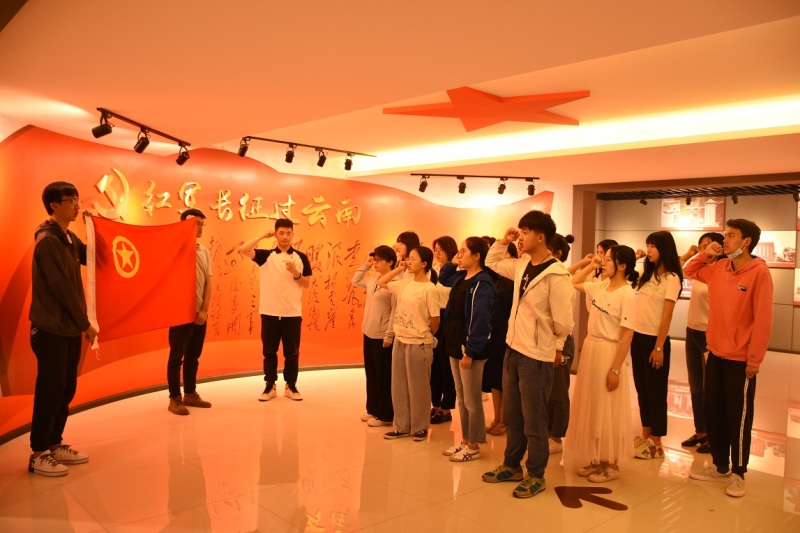 全体团员重温入团誓词.JPG