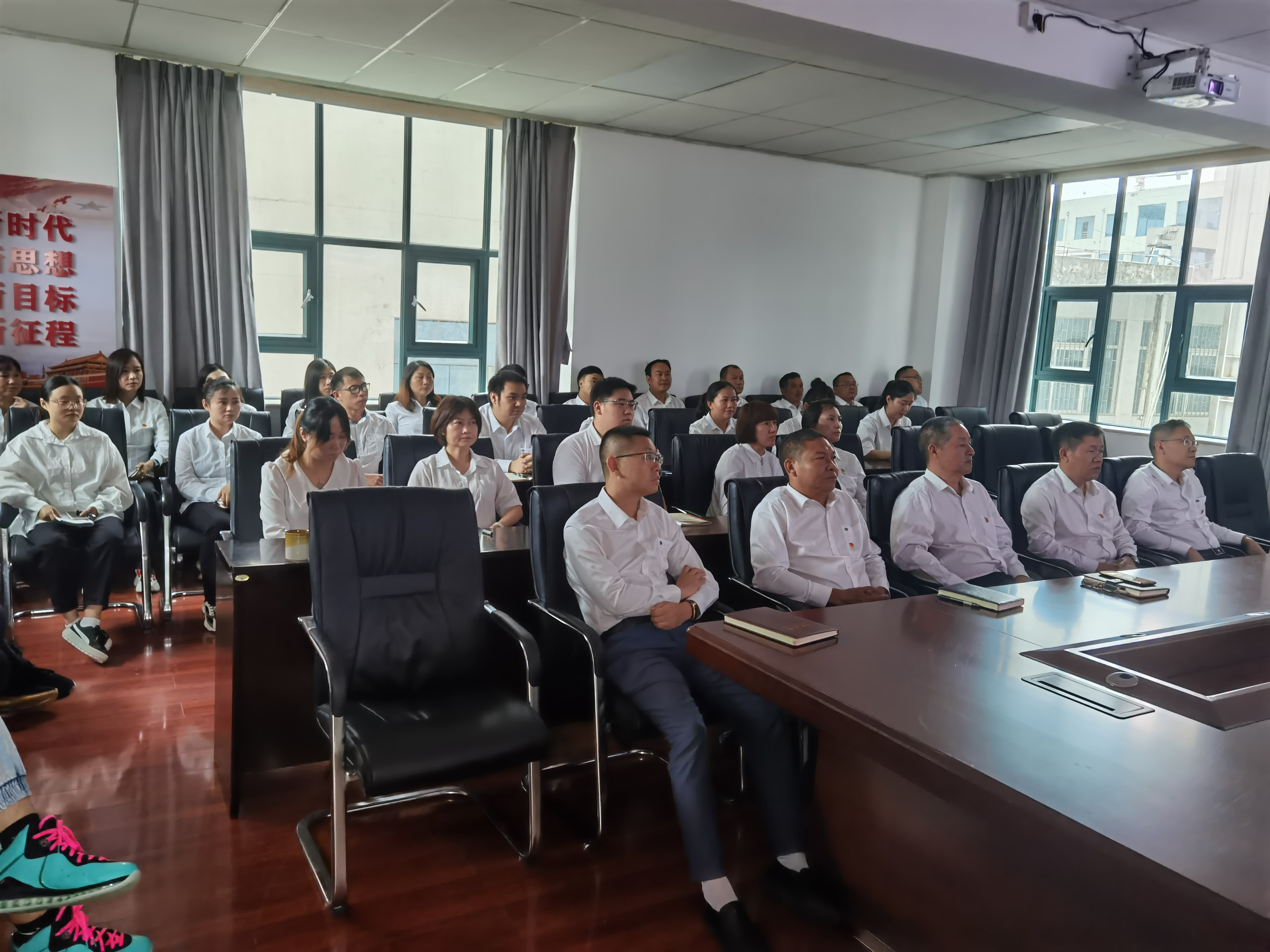 茶业集团昆明本部收听收看庆祝建党100周年大会 (1).jpg